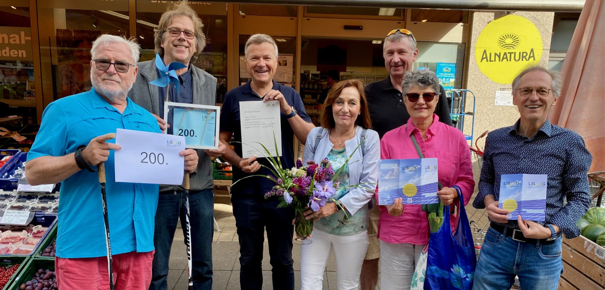 Mit Clemens Overmann (2. v.l.) begrüßten Dr. Heinz Hakenberg (Mitglied), Normann Kirschberg (Vorstand), Birgit Kühmichel (Aufsichtsrat), Peter Hensel, (Aufsichtsrat), Sybille Kengelbach (Mitglied) und Konrad Seiler (Aufsichtsrat) das 200. Mitglied (v.l.). Foto: privat