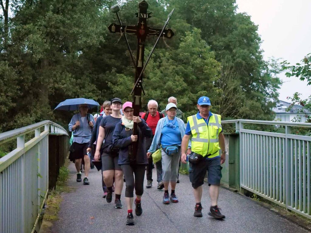 Der Pilgerzug auf der Fischerhofbrücke. – Foto: Schwarze