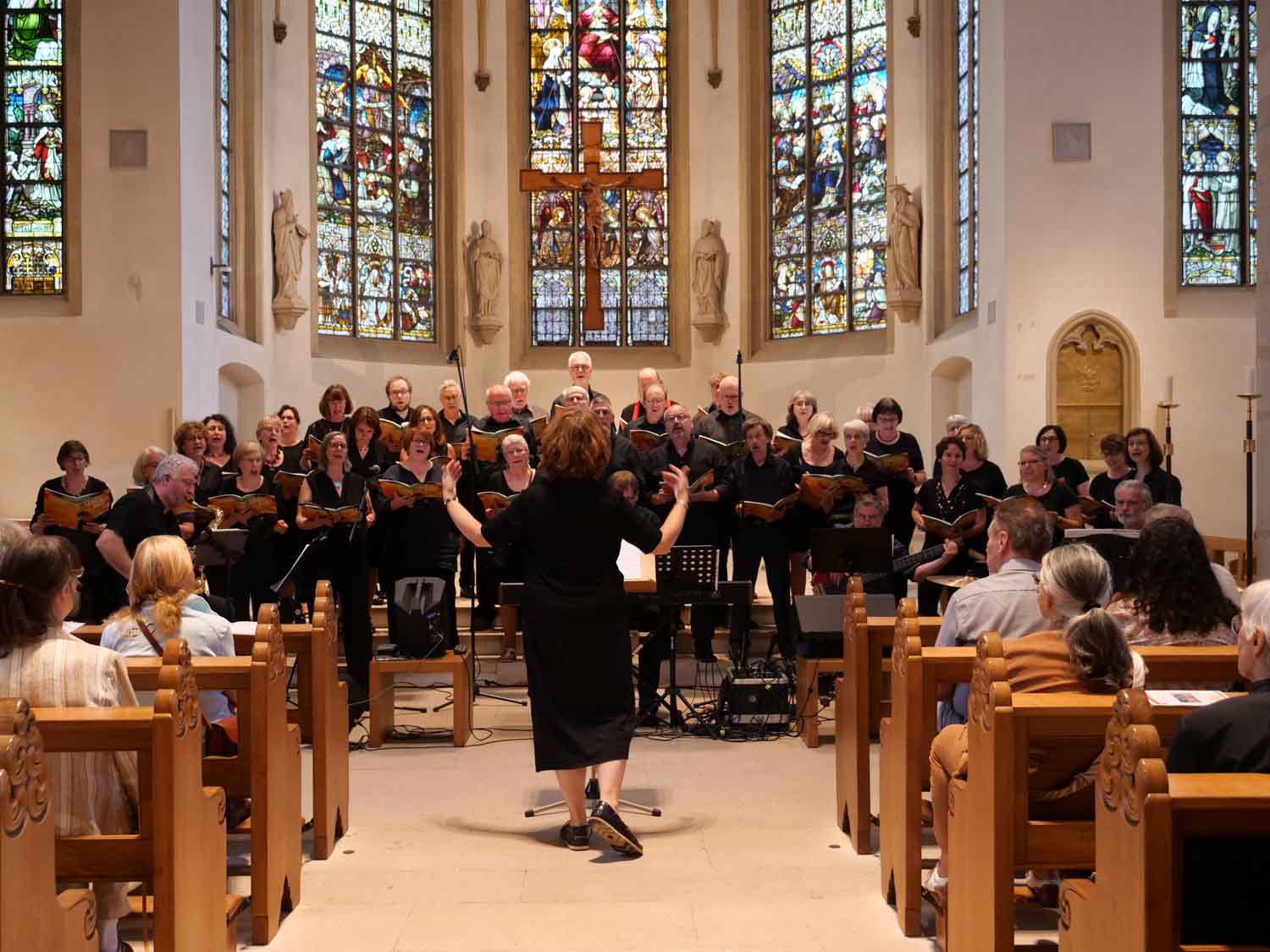 Der Propsteichor St. Cyriakus aus Bottrop, geleitet von Ursula Kirchhoff, interpretierte die Völlingers Jazz-Messe mit Tempowechsel und tänzerische Anmutung. Foto: Schwarze