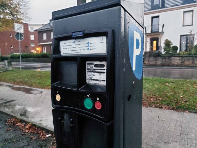 Einmal kurz die grüne Taste drücken, bedeutet bislang 30 Minuten kostenfrei parken. Die sogenannte Brötchentaste könnte in Werne demnächst abgeschafft werden. Archivfoto: Wagner