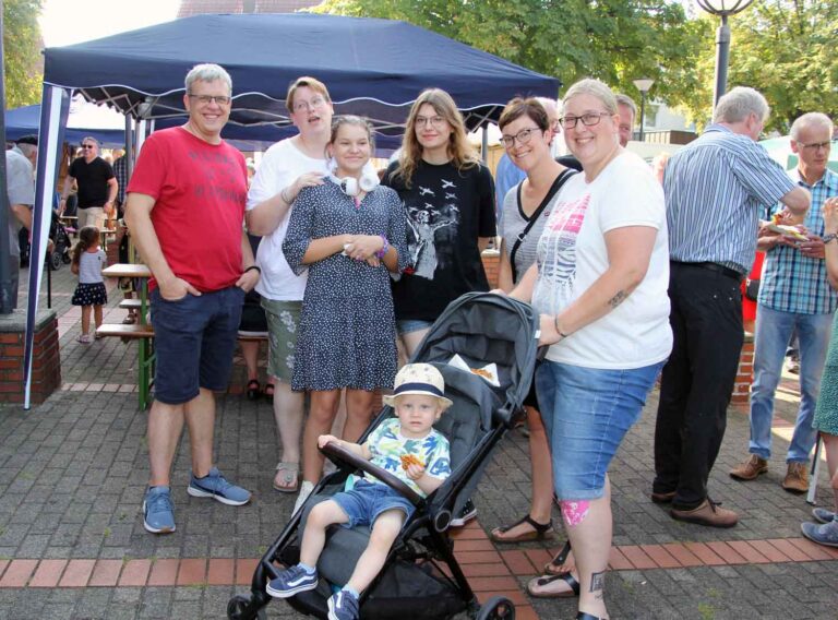 Mehrere Generationen treffen sich beim Patronatsfest vor der Kirche Maria Frieden. Foto: Mareike Gerundt