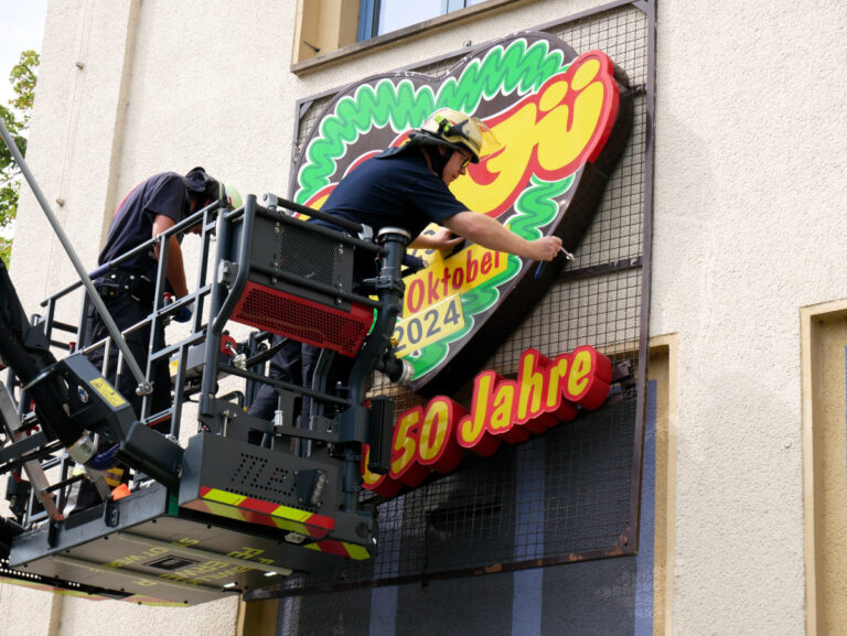 Das Sim-Jü-Herz an der Steintorschule holten die Kameraden der Freiwilligen Feuerwehr von der Wand, zwecks Reha-Kur und Rückkehr zu alter Stelle. Fotos: Gaby Brüggemann