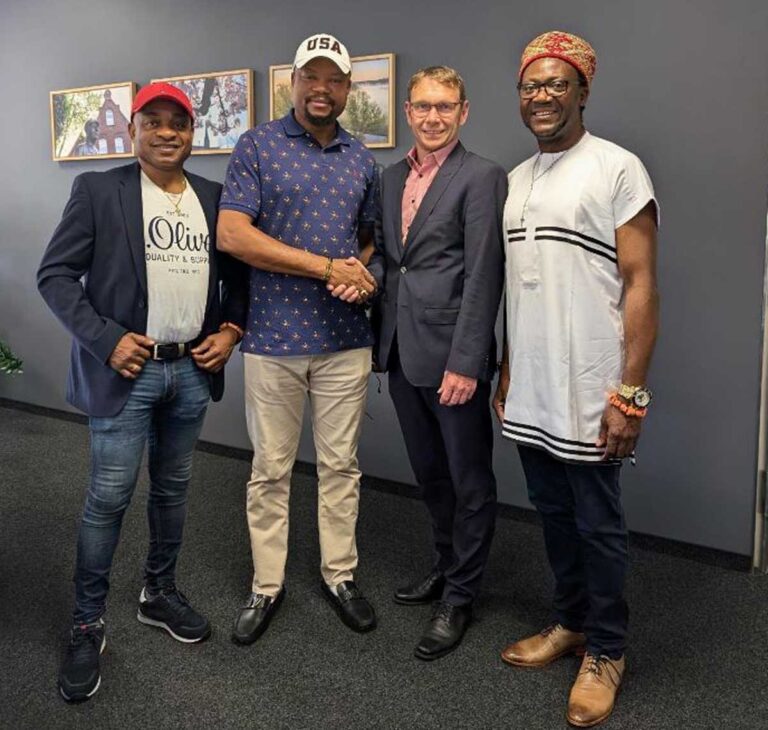 Treffen im Stadthaus in Werne (von links) Osagie Andrew, Honourable Engr. Emeka Emmanuel Nwaobi, Bürgermeister Lothar Christ und Uche Sunday Alphonsus Oijodu-Ambrose, besser bekannt als Toni Tuklan. Foto: Stadt Werne