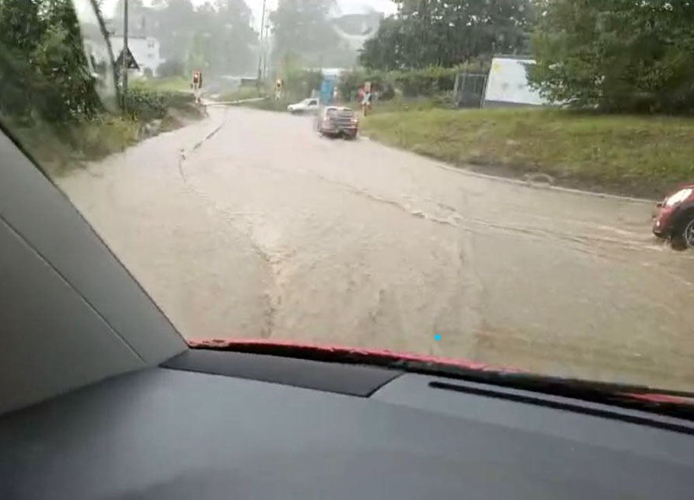 Überflutete Straße in Fröndenberg. Foto: Jörg Sommer – Feuerwehr