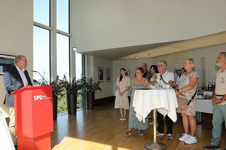 Landtagsabgeordneter Rainer Schmeltzer (links) eröffnete die Ausstellung der ZWAR-Fotogruppe im Düsseldorfer Landtag. Foto: Steinmüller