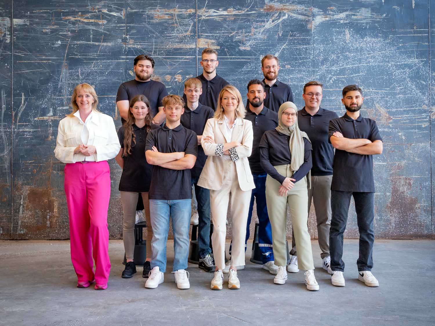 Das Entsorgungs- und Recyclingunternehmen begrüßte die neue Azubis Kira Eickelberg, Berksan Özdemir, Leon Eisenburger, David Pych, Mikail Sagir, Mohammed Essakkali, Maximilian Falkenberg, Stephanie Steinbeck, Thore Mertens und Leon Päuser. Foto: Photographie Susanne Kästner