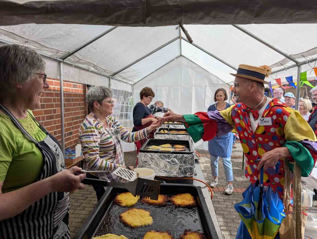 ür die engagierten Helfer hatte Clown Max kleine schokoladige Präsente mitgebracht.