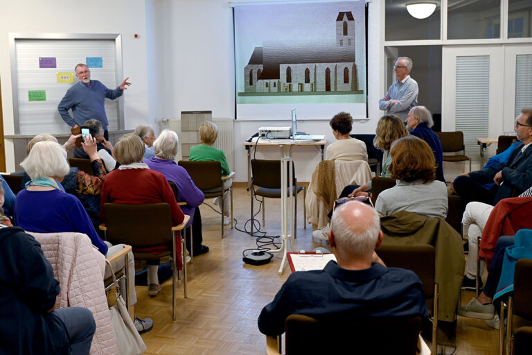 Pfarrdechant Jürgen Schäfer (l.) und Architekt Tobias Haverbeck stellten im Pfarrheim St. Christophorus die Pläne für die neuen Sakristei vor. Foto: MSW