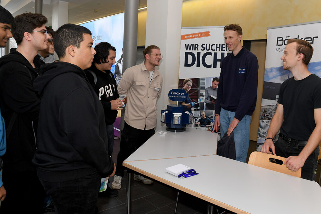 Für Mitarbeiter mit Begeisterung für große Maschinen geht es hoch hinaus, erfuhren die Interessierten am Stand der Firma Böcker. Das Werner Familienunternehmen entwickelt und fertigt Krane, Aufzüge und Lifte.    Foto: MSW