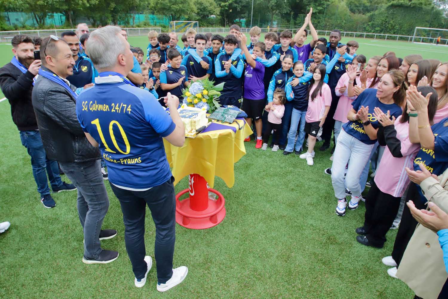 Bürgermeister Jürgen Kleine-Frauns gratulierte der SG Gahmen zum 100-jährigen Bestehen. Foto: Stadt Lünen