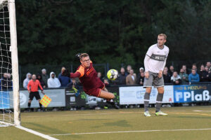 Der Werner SC hatte in Torwart Henrik Pollak seinen besten Mann. Lange wehrte sich der Außenseiter gegen den Drittligisten, hielt am Ende die Niederlage in Grenzen. Fotos: Jörg Stengl