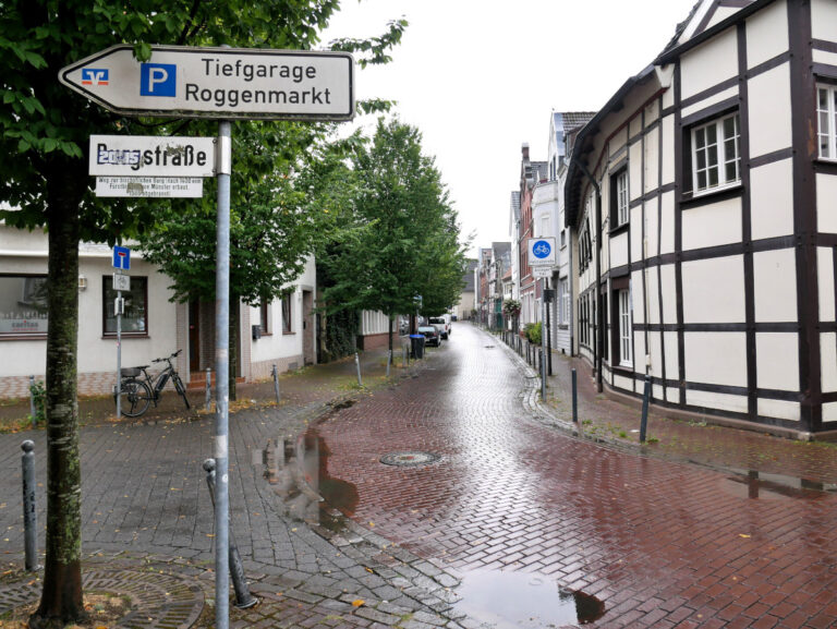 Auch der untere Teil der Burgstraße ab Kreisverkehr bis hin zur Tiefgarage am Roggenmarkt soll zur Fahrradstraße werden. Fotos: Gaby Brüggemann