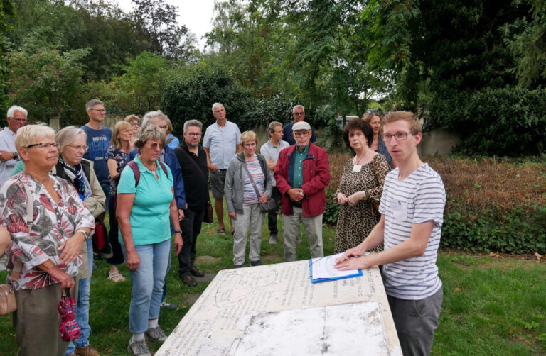 Marie-Louise Kiliniski (2. v. re.) und Florian Ellrichmann (re.) informierten viele Interessierte über die Geschichte des Jüdischen Friedhofs. Foto: Gaby Brüggemann