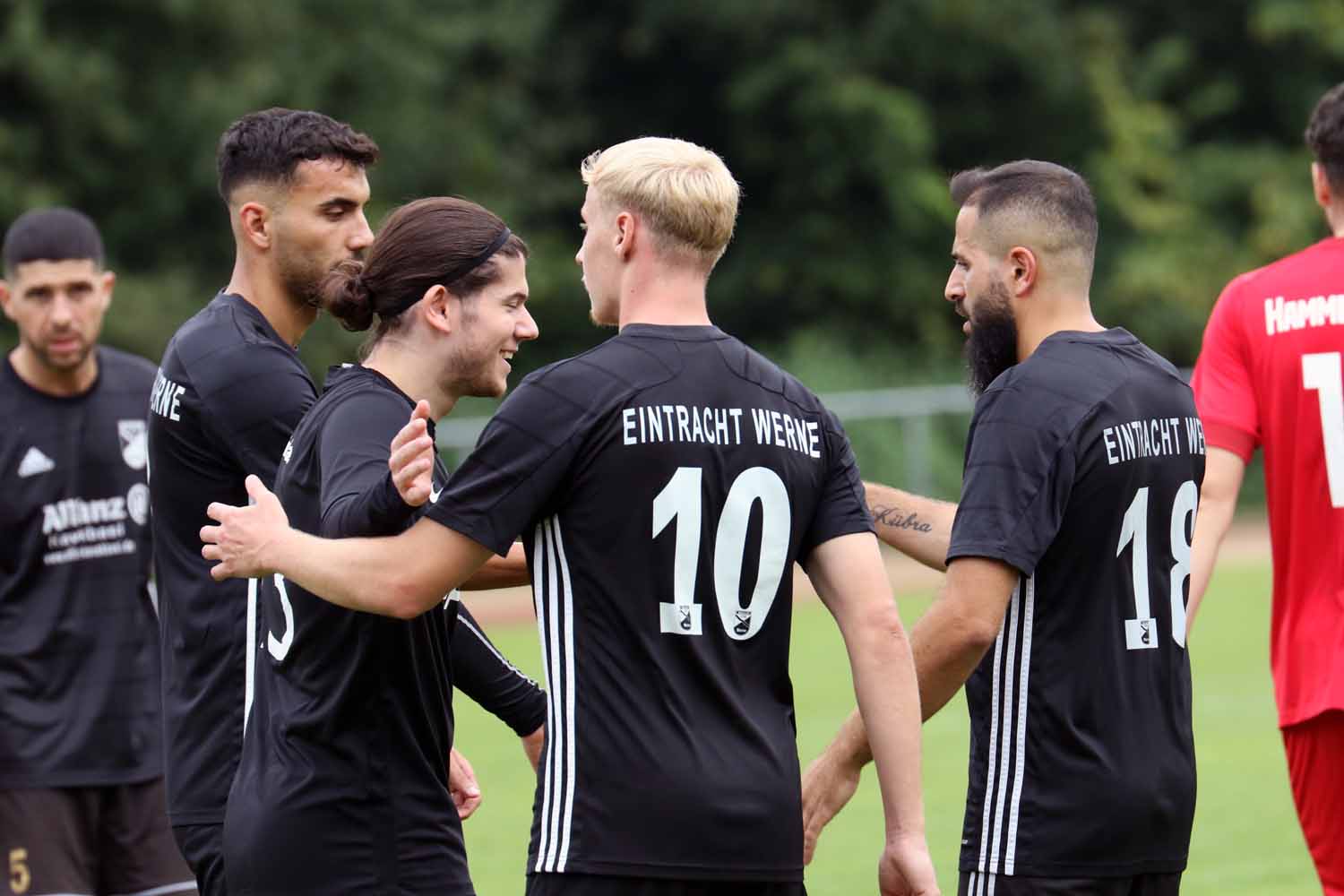 Gewohntes Bild im Sportzentrum Dahl: Eintracht Werne bejubelt einen Torerfolg. Gegen die Hammer SpVg II gab es gleich neunmal Grund zum Feiern. Fotos: Wagner