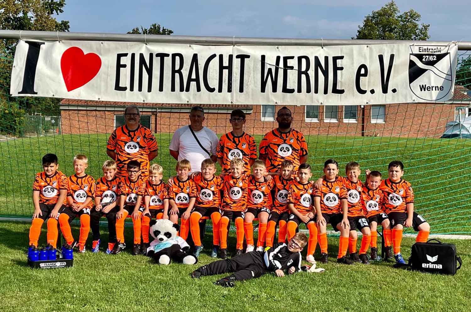 Die F-Junioren von Eintracht Werne haben neue Trikots. Foto: privat