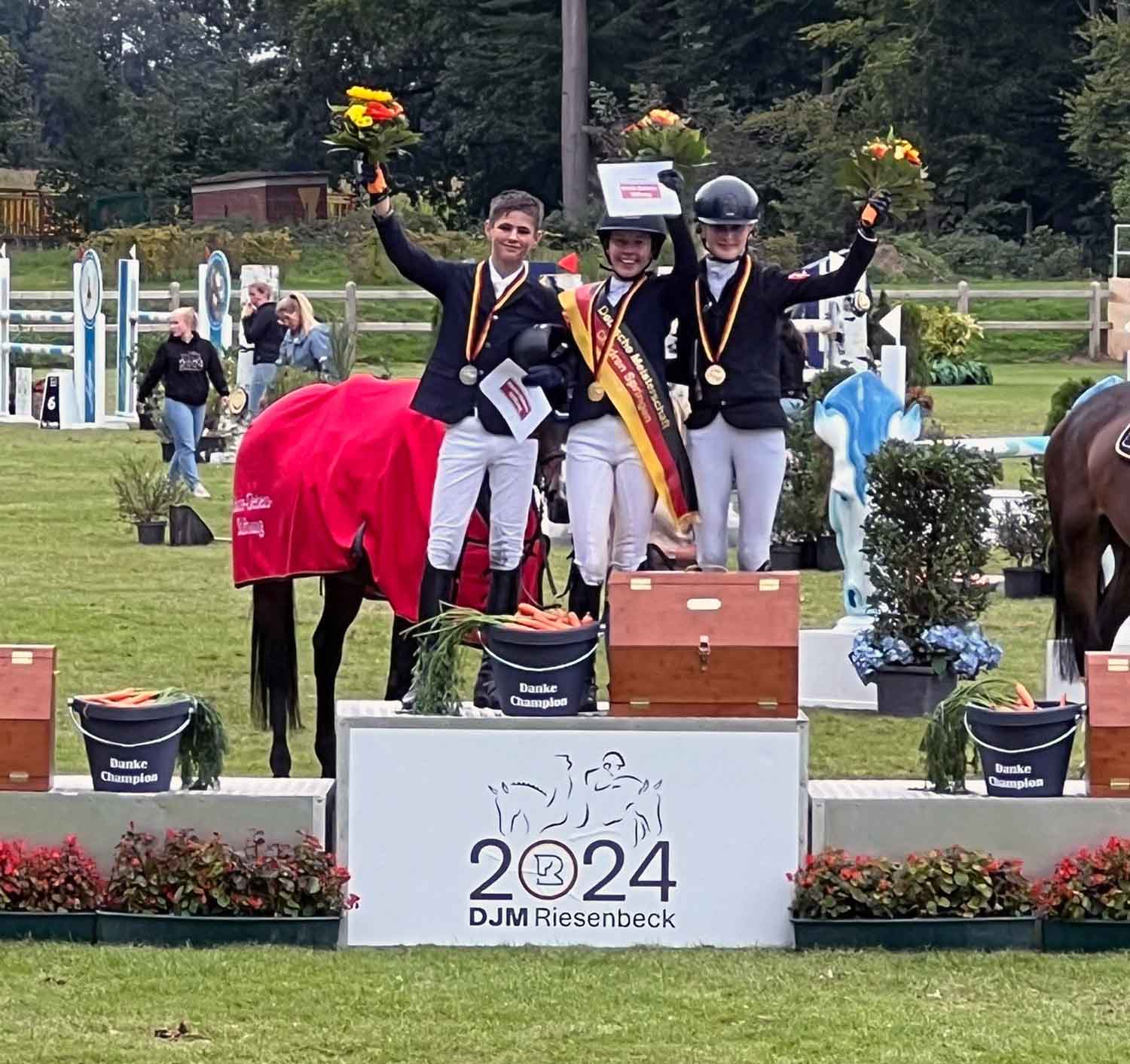 Reiter Lutz Gripshöver jun. (links) stellte sein Können bei den DJM in Riesenbeck unter Beweis und holte die Silbermedaille. Foto: privat