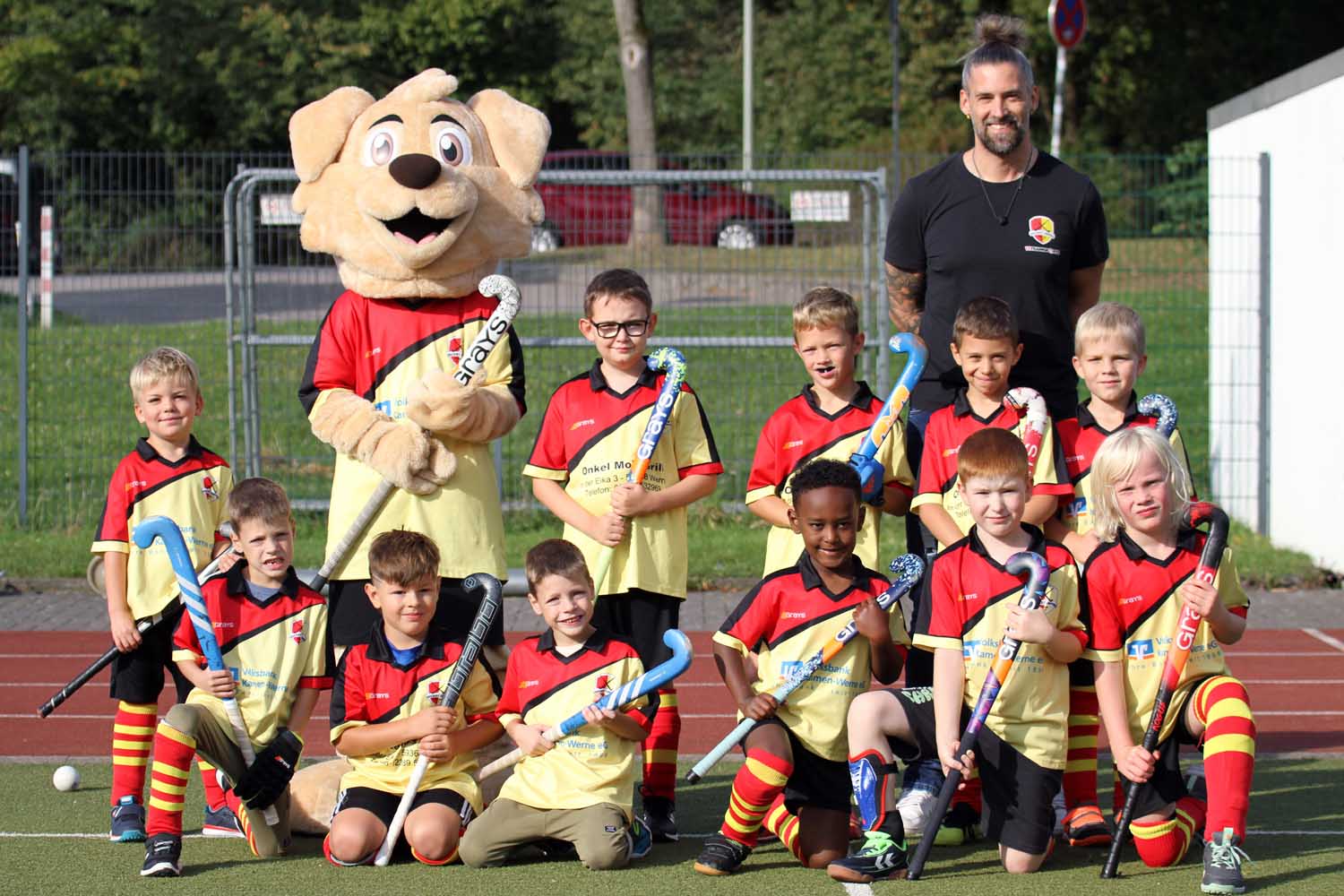 Mit U8-Kindern und Minis feierte United-Trainer Kristoffer Hönke viele Tore seiner Schützlinge beim Mini-Hockeyturnier in Werne. Fotos: Wagner