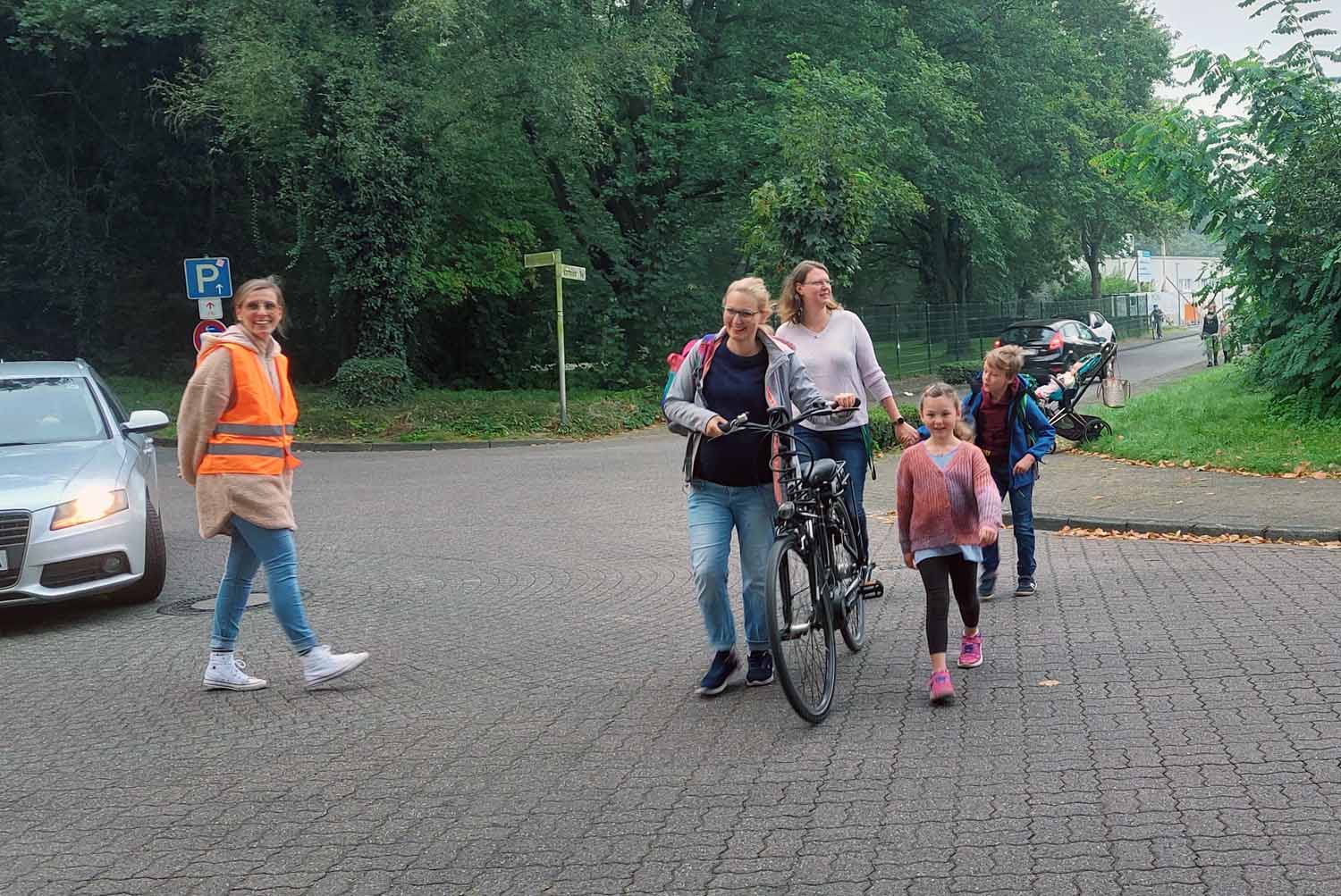 Sicher über die durch die Sperrung der Werner Straße stark frequentierte Kreuzung zur Schule: Engagierte Mütter helfen den Kinder in Stockum dabei. Fotos: Wagner