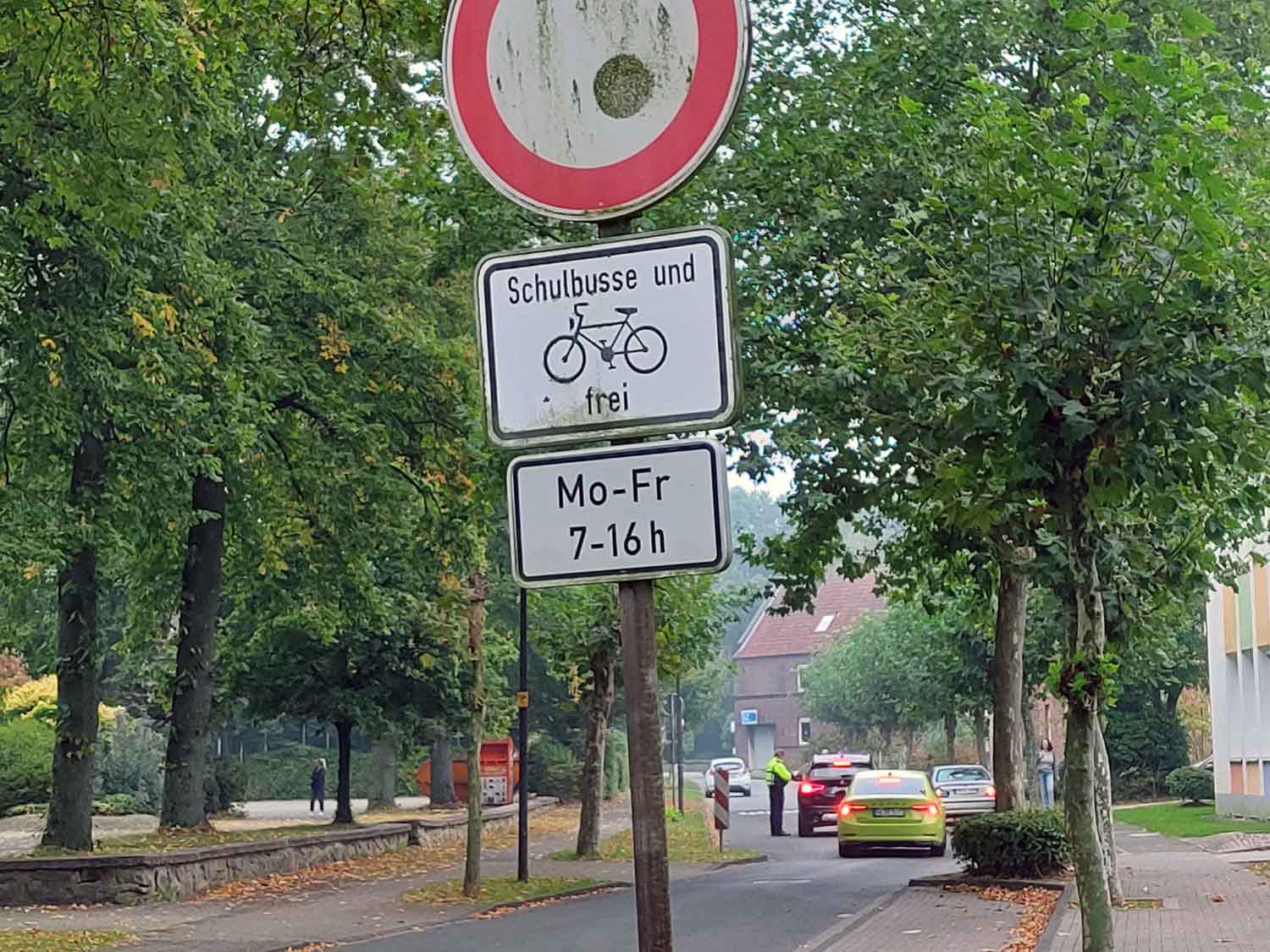 Das Durchfahrtsverbot an der Kardinal-von-Galen-Schule wird seit der Sperrung der Werner Straße noch häufiger missachtet. Die Polizei kontrollierte am Donnerstag, 26. September, erneut die Autofahrer. Foto: Wagner