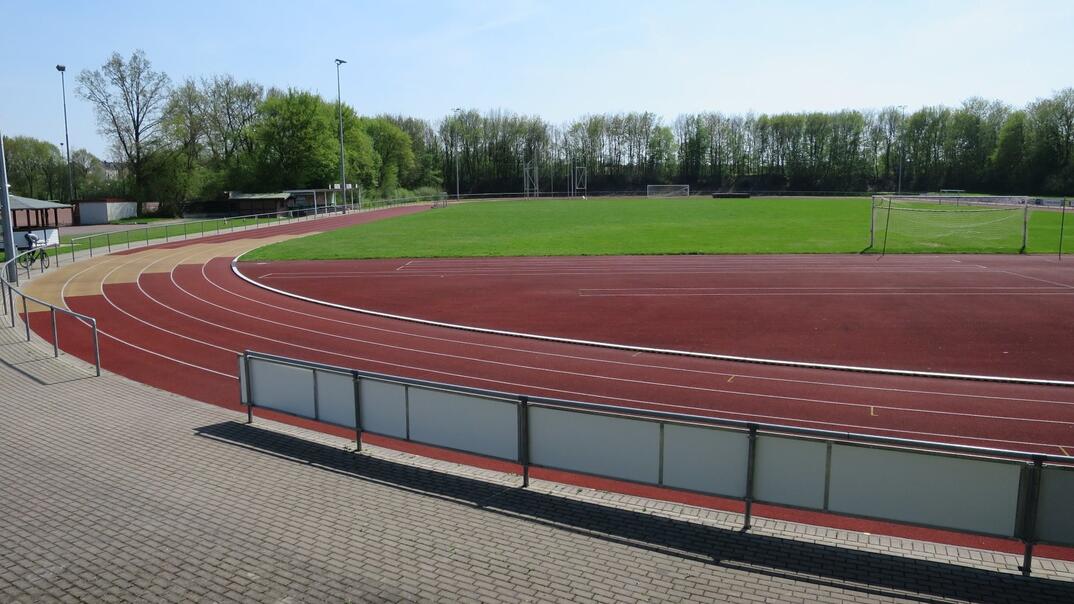 Die Kunststofflaufbahn im Sportzentrum Dahl weist zum Ärger der Leichtathletik-Abteilung des TV Werne größere Mängel auf. Die Stadt Werne hat nun reagiert und kündigt eine Sanierung in diesem Jahr an. Foto: Wagner