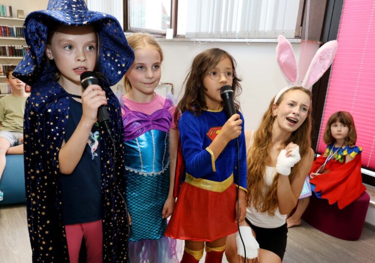 Bunte Party in der Stadtbibliothek mit Popcorn und Medaillen