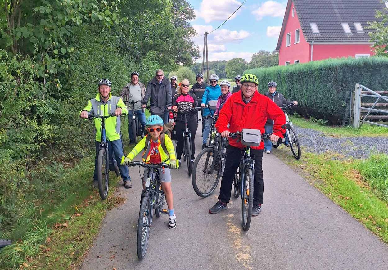 Die Fahrradtour der Martinsgesellschaft durch den Cappenberger Wald kam bei Jung und Alt gut an. Fotos: privat