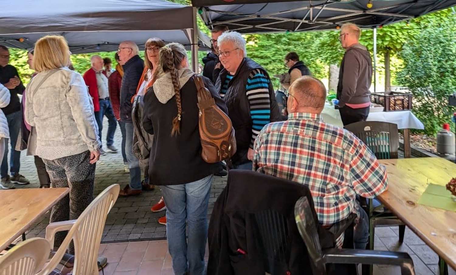 Heutige und ehemalige Anwohner der Mühlenstraße in Stockum schwelgten beim Treffen zum 90. Geburtstag der Nachbarschaft in Erinnerungen. Foto: privat