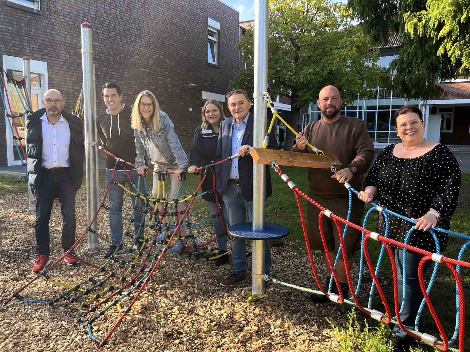 Für Bewegungsspaß in den Pausen sorgt ein neues Klettergerät am Grundschulstandort Südkirchen. Davon überzeugten sich jetzt (v.l.): Sven Kötters, Manuel Lachmann (beide Fachbereich Bauen, Planung, Umwelt Gemeinde Nordkirchen), Schulleiterin Nicole Zombik, Leah Eisleben (Fachbereich Bauen, Planung, Umwelt), Bürgermeister Dietmar Bergmann, Garten- und Landschaftsbauer Tommaso Chimenti und Lehrerin Marion Wenner. Foto: Gemeinde Nordkirchen/Hauck