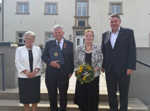 Peter Pohlmann, hier mit Ehefrau Ines, erhielt aus den Händen von Landrat Mario Löhr (rechts) das Bundesverdienstkreuz Marita Funhoff (links), stellvertretende Bürgermeisterin der Stadt Werne, gratulierte nach der Ehrung. Foto: Kreis Unna