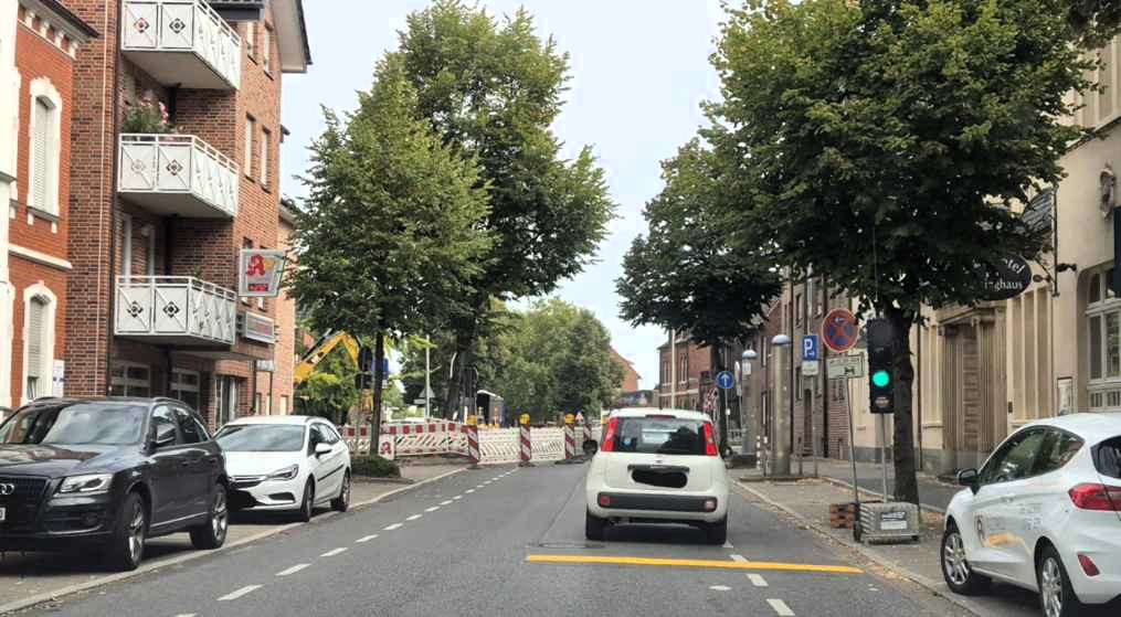 Für die Verlegung eines Stromkabels ist die Alte Münsterstraße im Bereich der Einmündungen Heckgeist und Wienbrede nur einspurig befahrbar. Fotos: Wagner