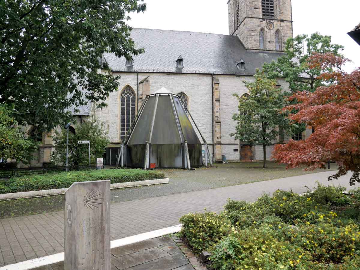 Es dauert noch mit dem Abriss und Neubau der Sakristei neben der St.-Christophorus-Kirche. Foto: Archiv