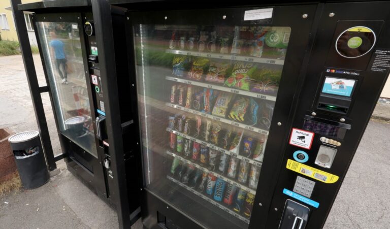 Snackautomat vor Wiehagenschule hat Zuwachs bekommen