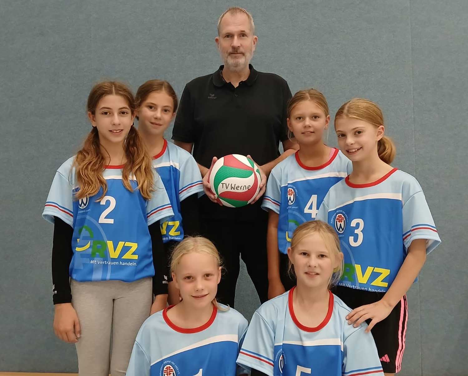 Der Volleyballnachwuchs des TV Werne startet in die neue Spielzeit, so auch die U13 I mit (oben von links): Elisa Parro, Paula Glitz, Bernd Purzner, Lotta Lohmann, Alissa Judt sowie (unten von links): Elisabeth Schreiber und Ylvi Feldmann. Fotos: Kollhoff