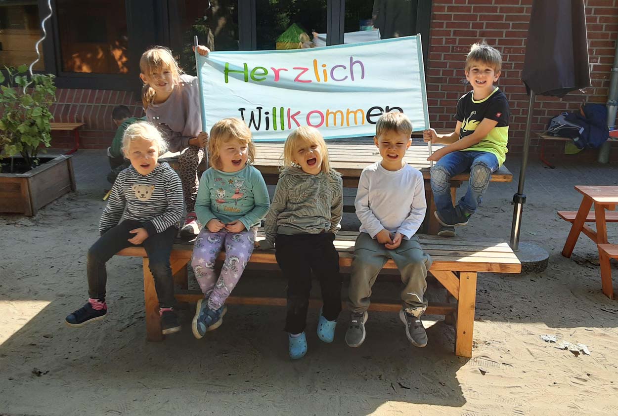 Kinder und Erzieher-Team freuen sich auf einen spannenden Tag der offenen Tür in der Kita 