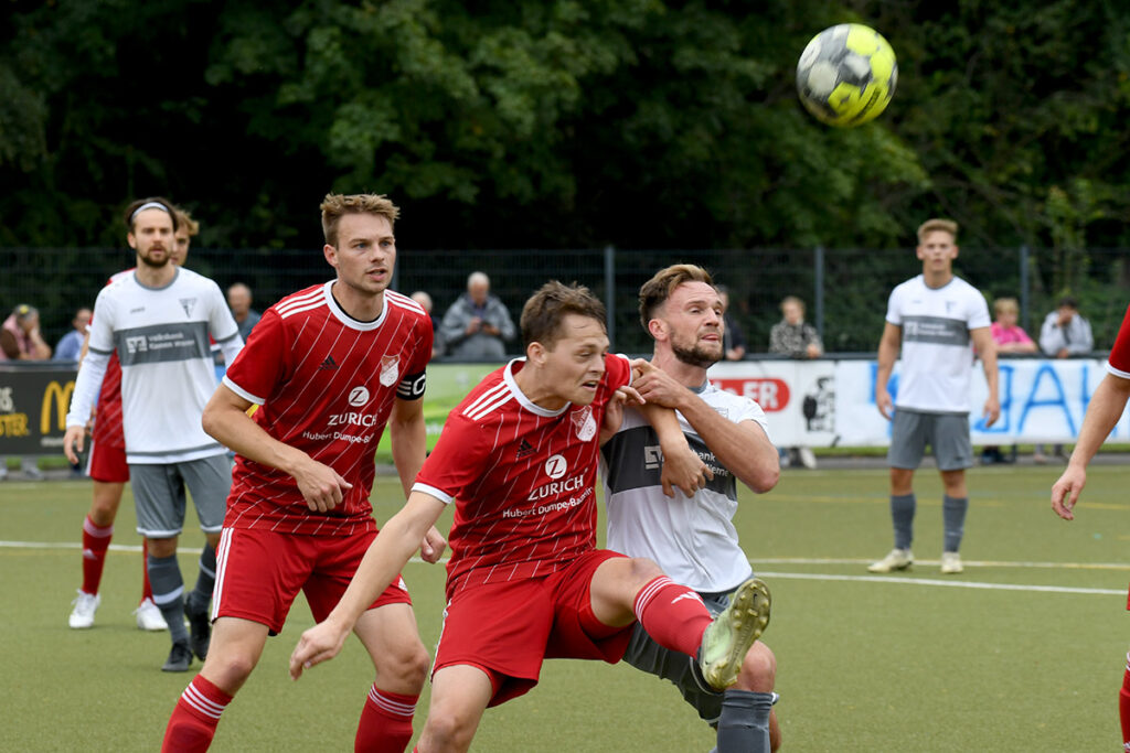 Jannik Prinz wurde hautnah gedeckt. Hier stören ihn gleich zwei gegnerische Verteidiger bei der Ballannahme.  Foto: MSW