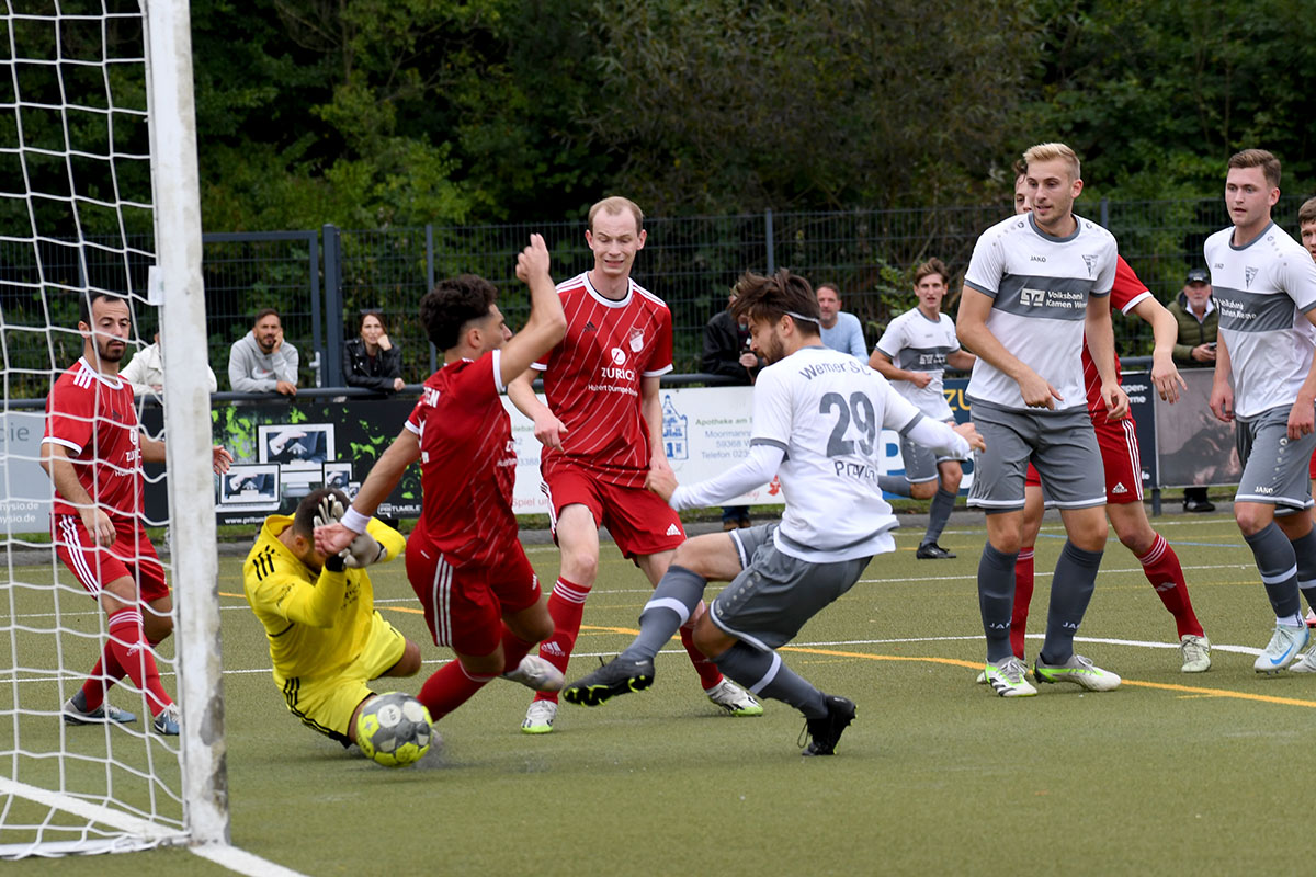 Robin Przybilla (29) schaltet schnell und befördert den Ball aus kurzer Distanz ins Deutener Tor. Nico Holtmann und Jason Jäger (r.) beobachten die Szene. Foto: MSW