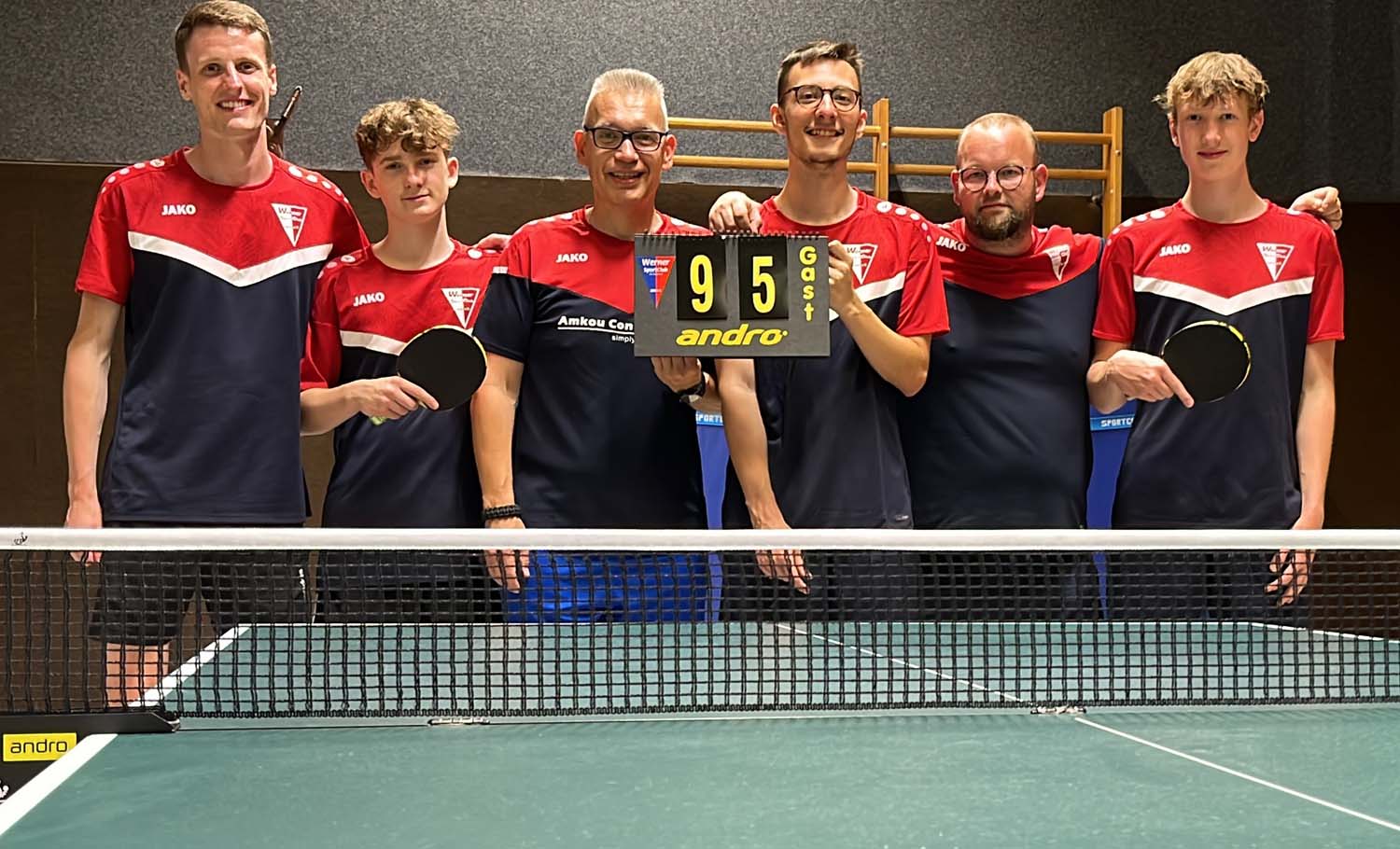 Die erste Mannschaft der Tischtennis-Abteilung des WSC freut sich über den gelungenen Saison-Auftakt mit einem 9:5-Erfolg (von links): Kapitän Moritz Overhage, Jan von Frantzius, Renee Bieder, Luca Bröcker, Matthias Holtmann und Lino Sonnen. Fotos: privat