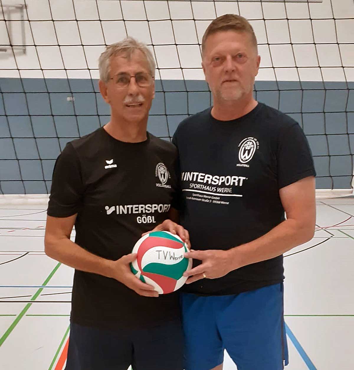 Bronek Bakiewicz (links) coacht die Volleyball-Damen des TV Werne nun zusammen mit Bernd Warnecke, der den Posten von seiner Ehefrau Uschi übernommen hat. Foto: Kollhoff