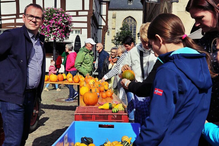 Die Kürbisse von Landwirt Benedikt Hülsmann (links) sorgten für den herbstlichen Farbtupfer auf dem Bauern- und Handwerkermarkt am Samstag in Werne. Fotos: Steinmüller