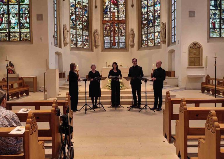 Die Sängerinnen und Sänger von „Opella Nova“ begeisterten in der Christophoruskirche. Fotos: Wensing