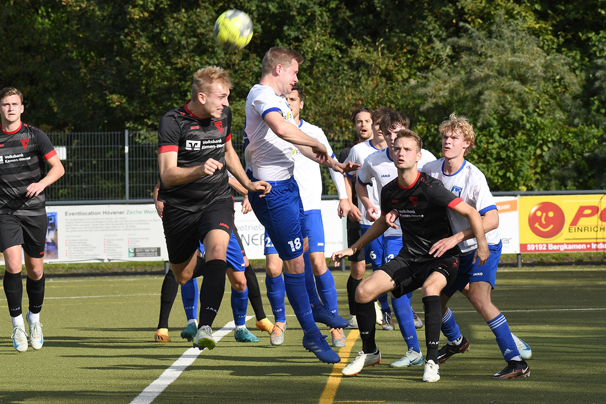 Der kopfballstarke Abwehrmann Nico Holtmann (2.v.l.) schaltete sich immer wieder in das Offensivspiel ein. Jason Jäger (l.) und Maximilian Drews (2.v.r.) beobachten die Szene. Foto: MSW