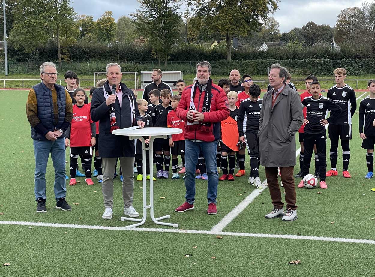 Bürgermeister Jürgen Kleine-Frauns hielt bei der Wiedereröffnung der modernisierten Glückauf-Arena ein Grußwort, in dem er die Bedeutung des Vereinswesens und des Ehrenamtes in Brambauer hervorhob. Foto: Stadt Lünen