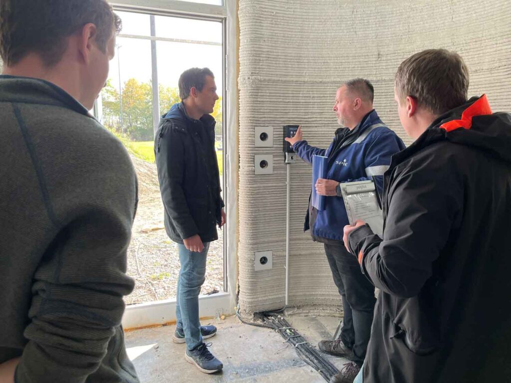 Die Flutlichtanlage mit LED-Leuchtmitteln lässt sich künftig so steuern, dass das Feld – oder auch nur Teile davon – je nach Nutzungszweck ausgeleuchtet werden kann. Foto: Gemeinde Nordkirchen/Hauck