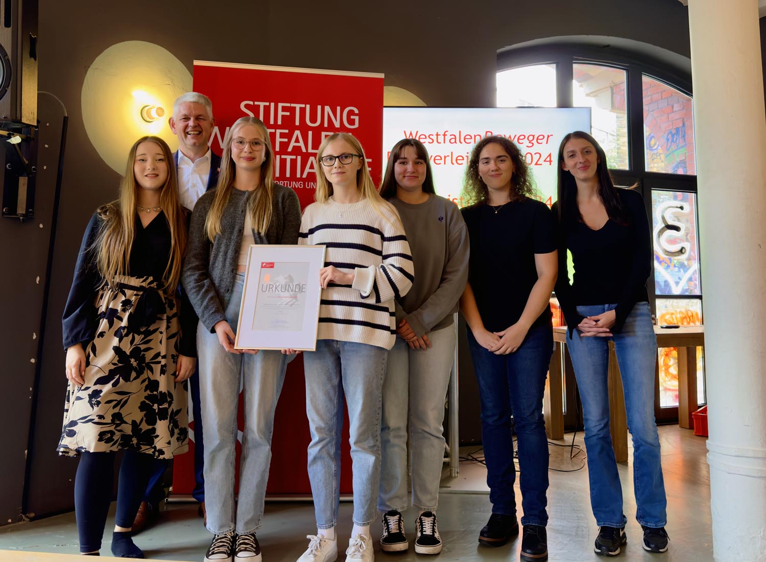 Die WEREmember-AG des Anne-Frank-Gymnasiums gewann einen mit 6.000 Euro dotierten Preis für ihr bürgerschaftliches Engagement. Foto: AFG