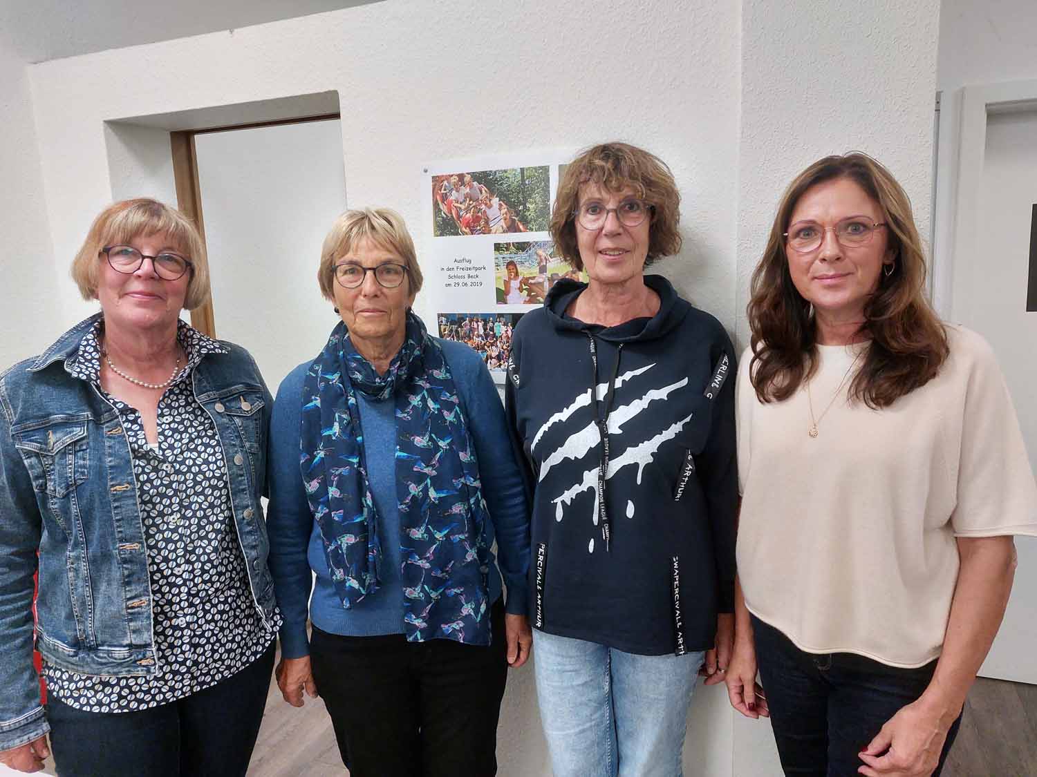 Die bisherige AGF-Sprecherin Andrea Calovini (rechts) beglückwünscht den neuen Vorstand mit (v.l.) Annette Maru, Hedwig Reßel-van Lent und Ulla Rinnen. Foto: Wagner