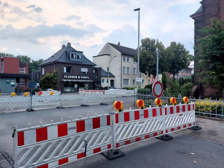 Die Alte Münsterstraße - einschließlich der Wienbrede - war schon im September ein Nadelöhr. Nun gehen die Arbeiten von Westnetz weiter. Foto: Wagner