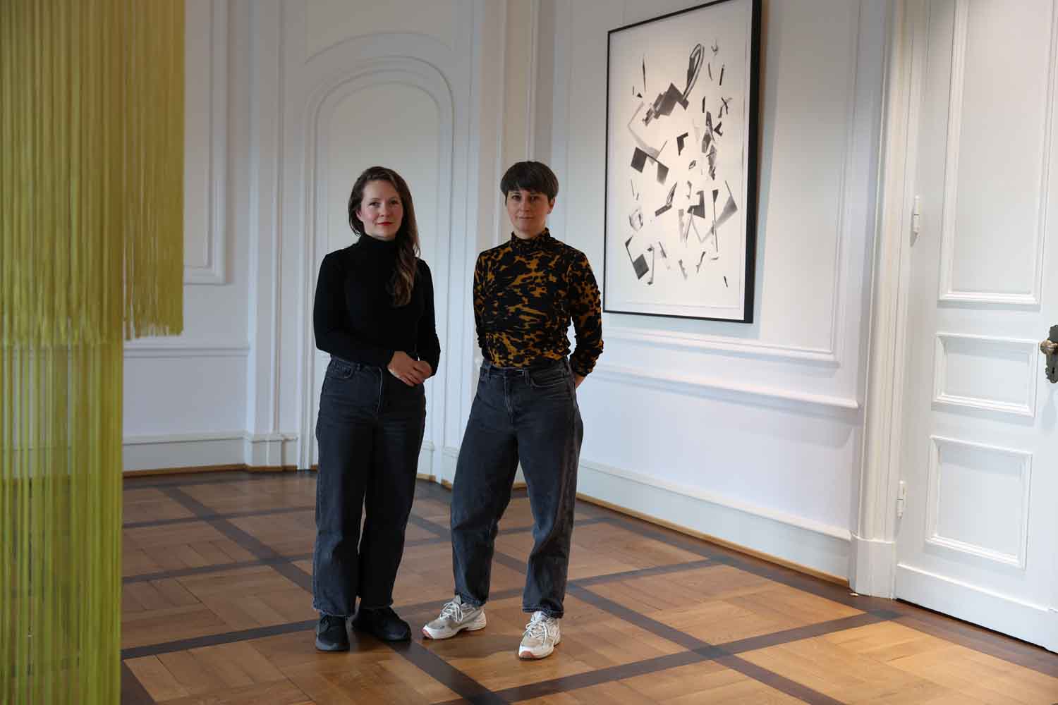 Frauke Dannert (links) und Erika Hock präsentieren ihre Werke im Schloss Cappenberg. Foto: Volker Meier / Kreis Unna