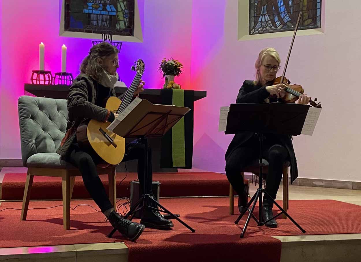 Freya Deiting und Sandra Wilhelms nahmen die Zuhörenden mit auf eine musikalische Reise von der klassischen Musik bis hin zu Metallica. Fotos: Ev. Kirchengemeinde Werne