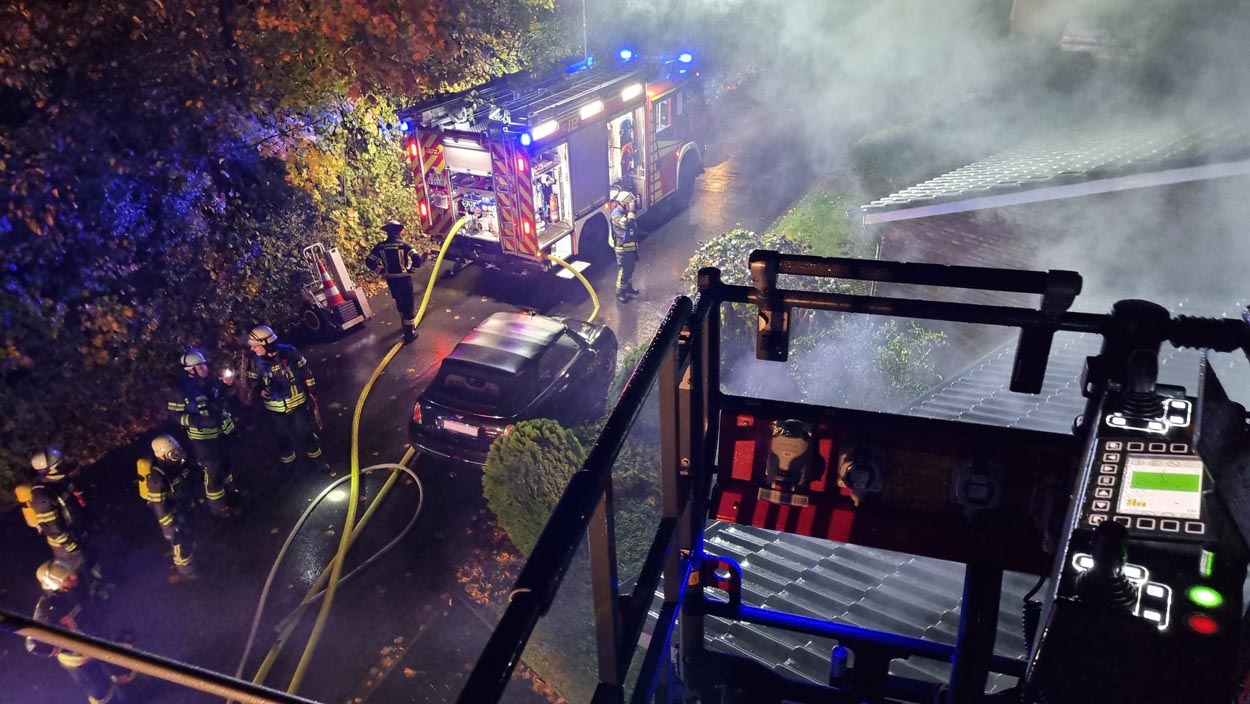 In der Arenbergstraße brannten Mülltonnen unter einem Garagendach. Der gesamte Innenstadtzug wurde alarmiert. Fotos: FFW