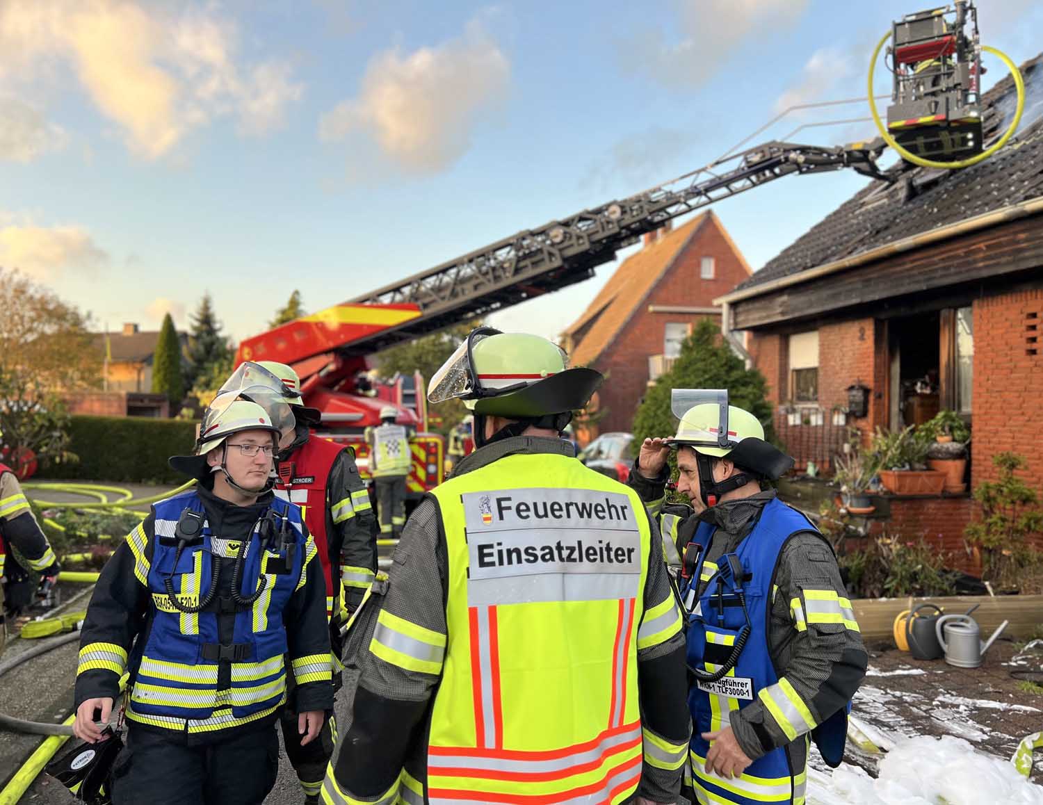 Ein Wohnungsbrand an der Körnerstraße löste am Dienstagnachmittag Vollalarm bei der Freiwilligen Feuerwehr Werne aus. Fotos: FFW